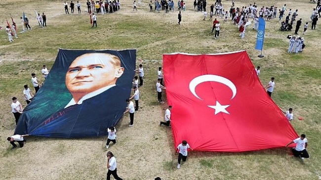 ”19 Mayıs Atatürk’ü Anma Gençlik ve Spor Bayramı” Burhaniye’de çelenk töreni ve kutlama programı etkinlikleriyle başladı