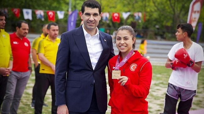 Avcılar Belediye Spor Kulübü’nün genç yıldızı Delal Kadir Yunanistan’da düzenlenen U15 Avrupa Güreş Şampiyonası’ndan altın madalyayla döndü