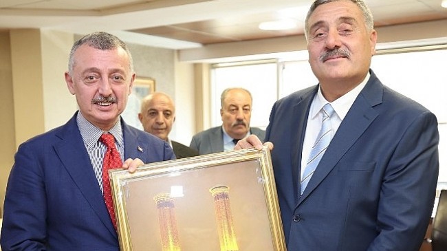 Başkan Büyükakın, Erzurumlular Vakfı Başkanı Ahmet Önal ve Kars-Ardahan-Iğdır Vakfı Başkanı İsa Bozkurt ile yönetimlerini makamında konuk etti