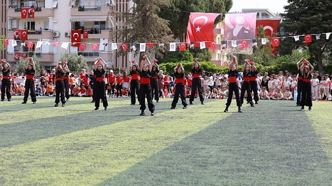 Gençlerin halk oyununa giderek artan ilgisine Efes Selçuk Belediyesi destek oluyor.