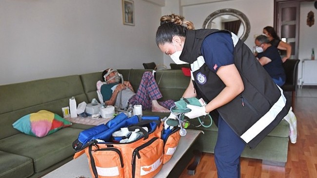 İzmir Büyükşehir Belediyesi “Evde Bakım” ile şifa dağıtıyor