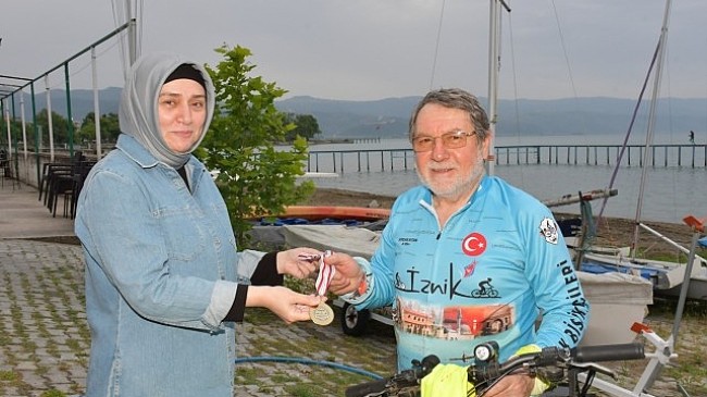 İznikli Yüzme Şampiyonu Erhan Turan İznik’te anlamlı bir triatlon etkinliği düzenledi