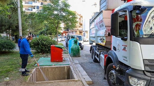 Karşıyaka’da yüzlerce çöp konteyneri tek tek ilaçlanıyor