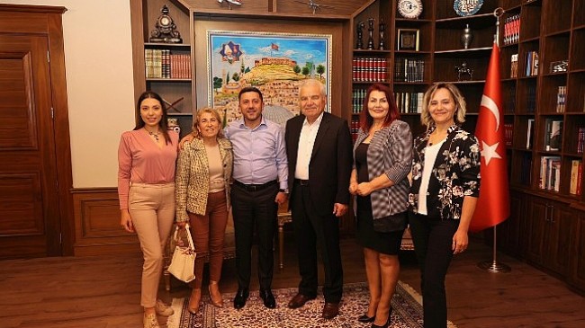 Nevşehir Belediye Başkanı Rasim Arı’ya bugün çeşitli sivil toplum örgütü ve siyasi parti temsilcileri, iş insanları ve kamu kurum ve kuruluşlarının yöneticileri ‘hayırlı olsun’ ziyaretinde bulundu