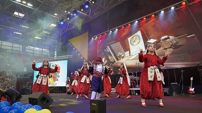 Selçuklu Belediyesi Bosna Hersek’in Zenica kentinde düzenlenen Çocuk Şenliği’nin final gününde halk oyunları ekibiyle sahne aldı