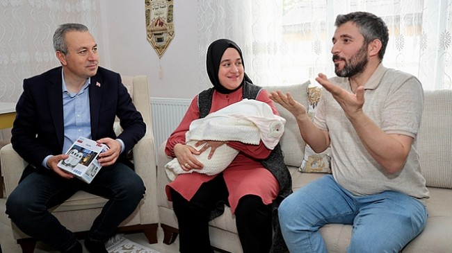 Sivas Belediye Başkanı Dr. Adem Uzun, işitme engelli Ayşegül ve Turan Aktaş çiftinin evine konuk olarak yeni doğan bebekleri için göz aydınlığı verdi