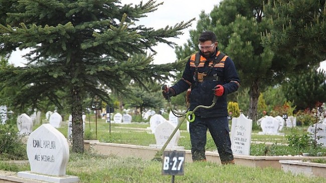 Sivas Belediyesi, mezarlık alanlarında düzenli olarak gerçekleştirdiği temizlik çalışmalarına devam ediyor
