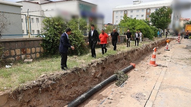 2000 Evler Mahallesi’nde altyapıdan kaynaklı su kesintilerini en aza indirmek için Nevşehir Belediyesi ekipleri, isale hattını yeniliyor