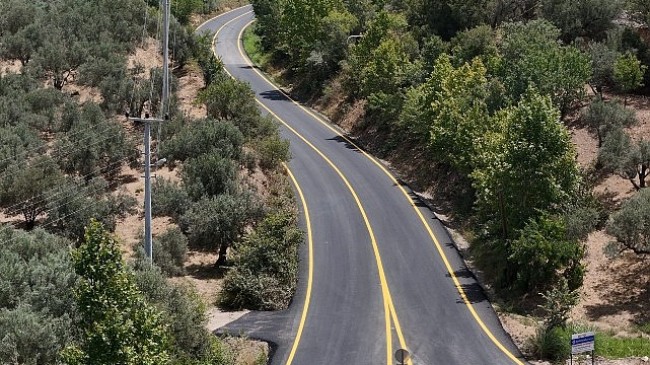 Aydın’da sürücüler ve yayalar için güvenli ve konforlu yollar oluşturan Aydın Büyükşehir Belediyesi, birçok farklı noktada yol yapım çalışmalarına hızla devam ediyor