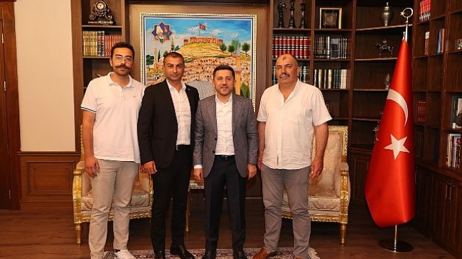 Nevşehir Belediye Başkanı Rasim Arı, kendisine ‘hayırlı olsun’ ziyaretinde bulunan siyasi parti ve sivil toplum örgütü temsilcileri ile iş insanları ve vatandaşları konuk etti