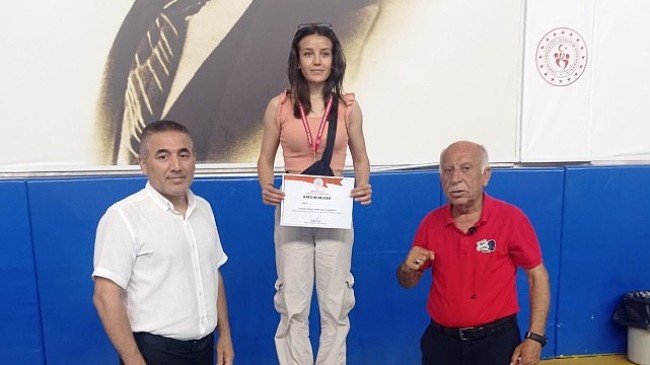 Nevşehir Belediyesi sporcuları, Mersin’de katıldıkları Kick Boks Türkiye Şampiyonası Grup Seçmeleri müsabakalarında önemli dereceler elde etti