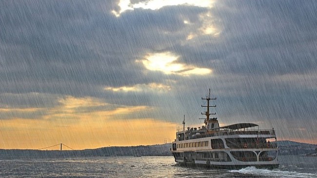 AKOM, İstanbul’da aralıklarla başlayan yağışların ilerleyen saatlerde şiddetini arttırarak il geneline yayılacağını açıkladı