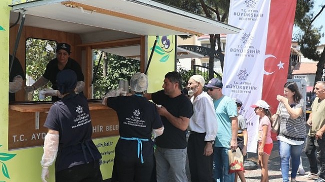 Aydın Büyükşehir Belediyesi, sıcak havaların etkili olduğu bu günlerde kent genelinde vatandaşların serinlemesi için limonata dağıtımı gerçekleştirdi