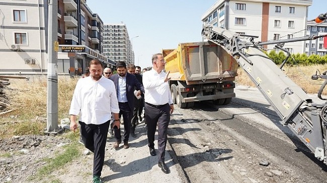 Beylikdüzü’nde ilçenin altyapısını güçlendirmek ve yolların kalitesini artırmak amacıyla başlatılan asfaltlama çalışmaları tüm hızıyla devam ediyor