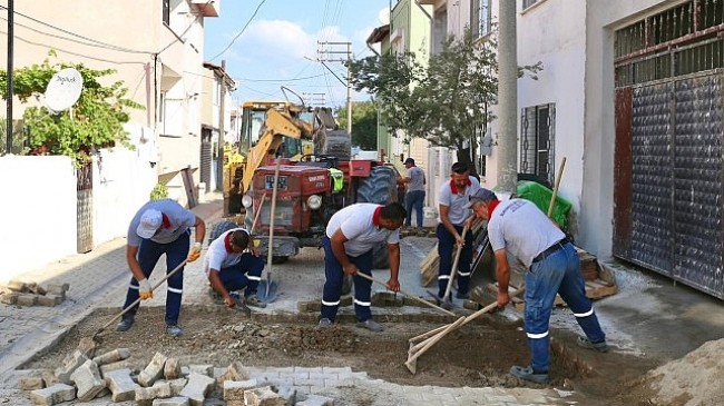 Burhaniye Belediyesi Fen İşleri Müdürlüğü ekipleri, ilçe genelinde yol çalışmalarına aralıksız devam ediyor