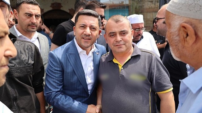 Cuma Namazını restorasyon çalışmaları tamamlanan Aşağı Bekdik Camii’nde kılan Nevşehir Belediye Başkanı Rasim Arı, namaz sonrasında aşure dağıtımına katıldı