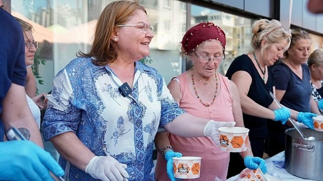 Didim Belediye Başkanı Hatice Gençay, Muharrem ayı dolayısıyla Cumhuriyet Halk Partisi Didim İlçe Başkanlığı tarafından düzenlenen Aşure İkramına katıldı