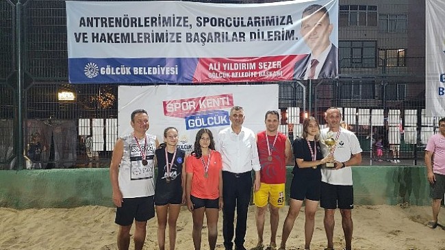 Gölcük Belediyesi’nin yaz spor etkinlikleri kapsamında düzenlediği Plaj Voleybolu Turnuvası, çekişmeli mücadelelere sahne olan final müsabakalarının ardından son erdi