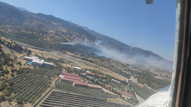 İzmir’in Menemen ilçesindeki yangına müdahale sürüyor