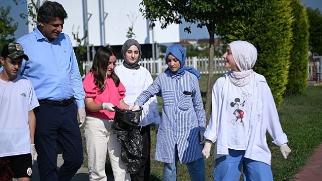 Kartepe Belediye Başkanı Av. M. Mustafa Kocaman çevre temizliği bilinci ve farkındalığı oluşturmak amacıyla gençlerle birlikte mıntıka temizliği yaptı