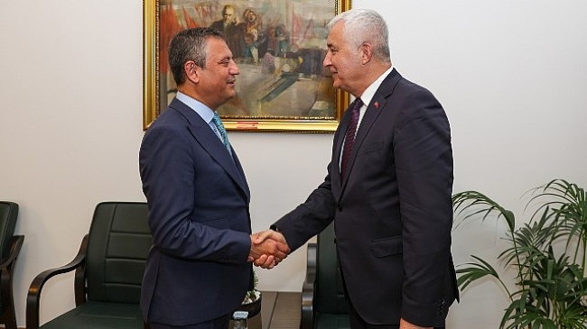 Kemalpaşa Belediye Başkanı Mehmet Türkmen, gerçekleştidiği Ankara programı kapsamında CHP Genel Başkanı Özgür Özel’i ve parti yöneticilerini makamlarında ziyaret etti