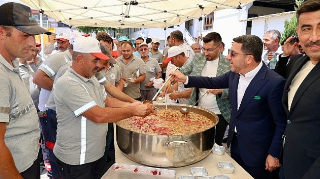Nevşehir Belediye Başkanı Rasim Arı, Hizmet-İş Sendikası tarafından düzenlenen programda, hem hicri yılbaşı hem de Muharrem ayının başlangıcı dolayısıyla belediye personellerine aşure ikramında bulundu