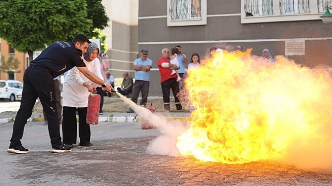 Nevşehir Belediyesi İtfaiyesi, Mehmet Akif Ersoy Mahallesi TOKİ Konutları’ndaki mahalle sakinlerine ve blok görevlilerine yangınla mücadele eğitimi verdi