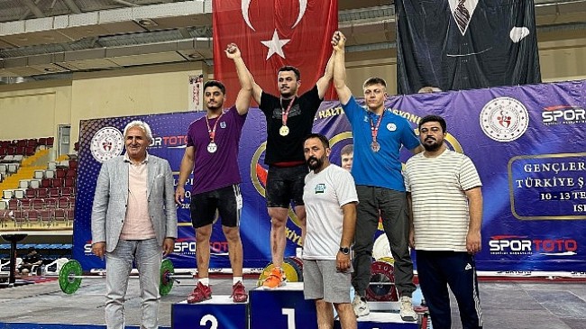 Nevşehir Belediyesi sporcusu Serdar Benli, Gençler Kulüpler Türkiye Halter Şampiyonası’nda toplamda 268 kg kaldırarak Türkiye üçüncüsü olmayı başardı
