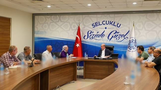 Selçuklu Belediye Başkanı Ahmet Pekyatırmacı, mahalle muhtarlarıyla bir araya gelerek Selçuklu’nun hizmet kalitesinin artırılması adına istişarelerde bulunuyor.