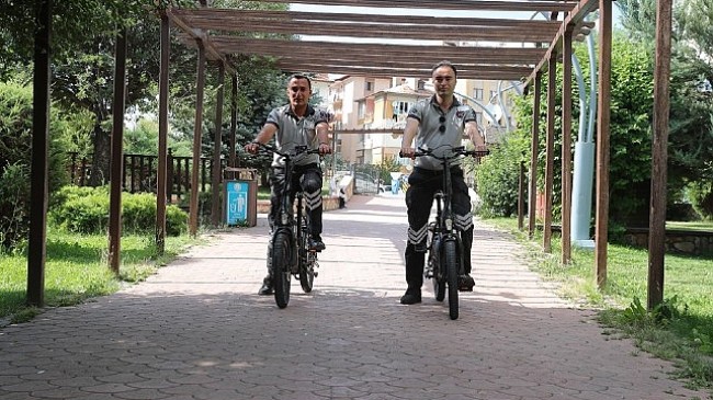 Sivas’ta park-bahçe ve mesire alanlarının güvenliğini sağlayan Belediye bünyesindeki güvenlikçiler, görevlerini artık elektrikli bisiklet ve scooterlar ile yapıyor