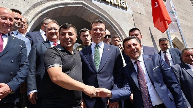 Türkiye Belediyeler Birliği (TBB) ve İstanbul Büyükşehir Belediye (İBB) Başkanı Ekrem İmamoğlu, Nevşehir Belediye Başkanı Rasim Arı’yı makamında ziyaret etti