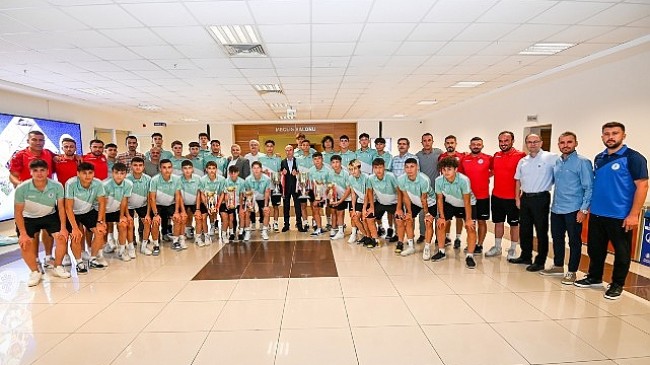 U17 Türkiye Şampiyonası’nda Konya’yı temsil ederek şampiyonada Türkiye ikincisi olan Selçuklu Belediyespor Kulübü U17 Futbol Takımı, Selçuklu Belediye Başkanı Ahmet Pekyatırmacı’yı ziyaret etti