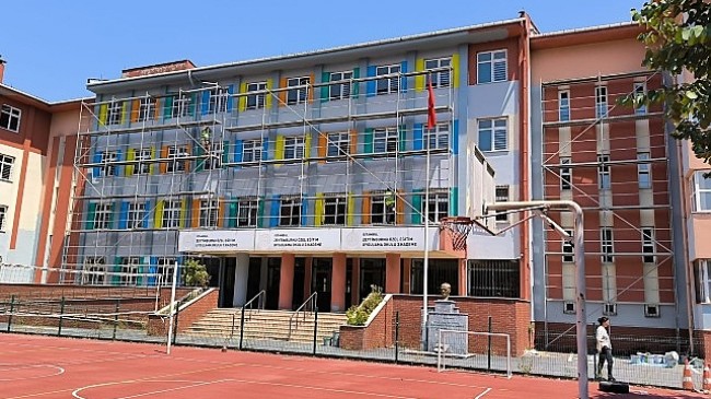 Zeytinburnu Belediyesi’nden Okullara Tadilat Desteği