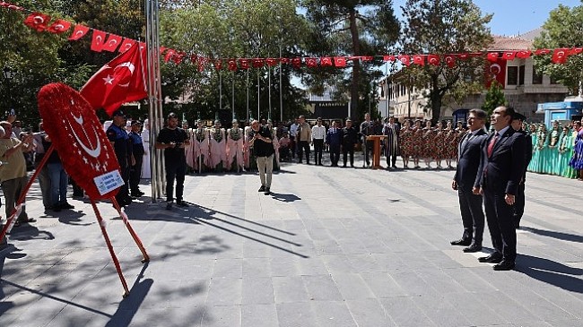 Bu yıl 1-4 Ağustos tarihlerinde kutlanan Uluslararası Karaman Türk Dünyası Şöleni, çelenk sunma töreni ile başladı.