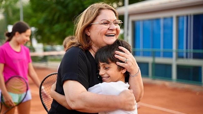 Didim Belediye Başkanı Hatice Gençay, ilçemizde faaliyet gösteren Didim Tenis Kulübünü ziyaret ederek, minik sporcularla bir araya geldi