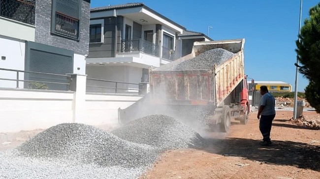 Didim Belediyesi Fen İşleri Müdürlüğü ekipleri yol yapım çalışmalarını tüm hızıyla sürdürüyor