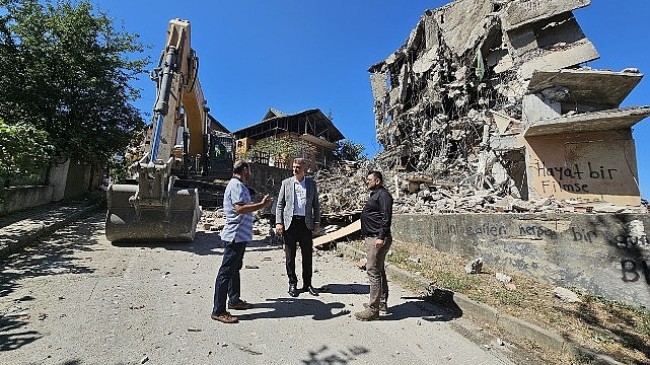 Gölcük Belediyesi, ilçedeki riskli yapıları bir bir yıkarak ortadan kaldırmaya devam ediyor.