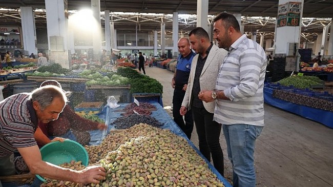 Nevşehir Belediye Başkan Yardımcıları Hasan İler ve Veli Kırşehirli, Pazar esnafı ile bir araya gelerek talep ve önerilerini dinledi