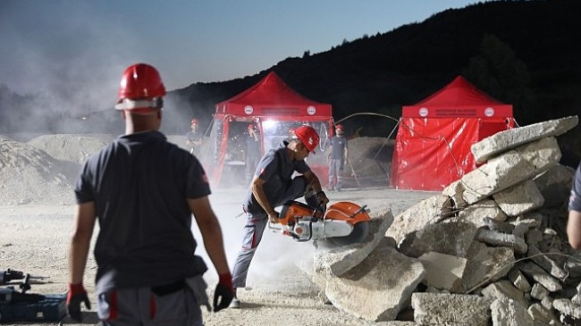 Seferihisar Belediyesi’nden gerçeği aratmayan deprem tatbikatı