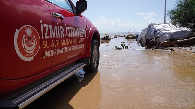 İzmir İtfaiyesi’nden rekor yağışın düştüğü Menderes’te seferberlik