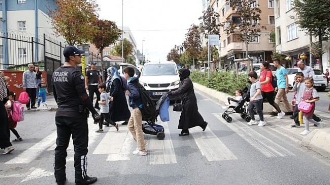 Küçükçekmece zabıtasından okul önlerinde denetim.