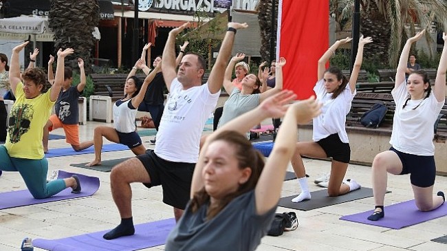 Mudanya Belediyesi ve Eflatun Yoga Yaşam Okulu’nun işbirliği ile Güzelyalı Atatürk Parkı’nda düzenlenen yoga etkinliği, pazar sabahına huzur dolu bir başlangıç getirdi.