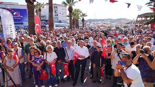 Ayvalık’ta 8 Ekim Salı günü sabah saatlerinde Atatürk Anıtı’na yapılan saldırıya vatandaşlardan tepki yağdı.