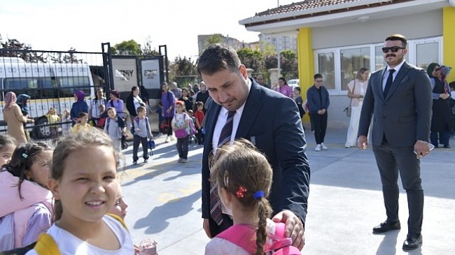 Kahramankazan Belediye Başkanı Selim Çırpanoğlu, 100. Yıl İstiklal İlkokulu’nu ziyaret ederek öğrenci ve öğretmenlerle bir araya geldi.