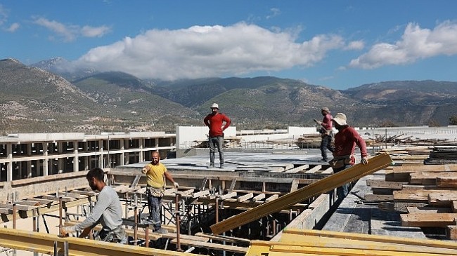 Kınık Toptancı Hal Kompleksi hızla devam ediyor