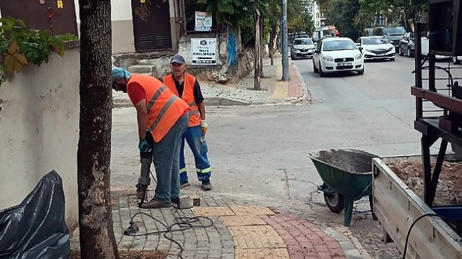 Osmangazi Belediyesi, Kükürtlü Caddesi’ndeki yıpranan trafik levhaları ve uyarı işaretlerini yeniledi.