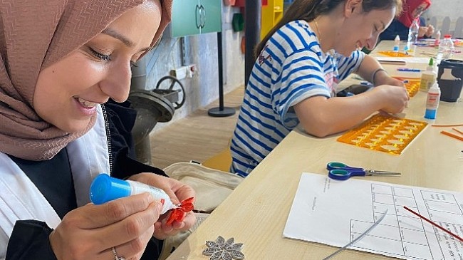 Quilling kâğıtlarını sanata dönüştürdüler