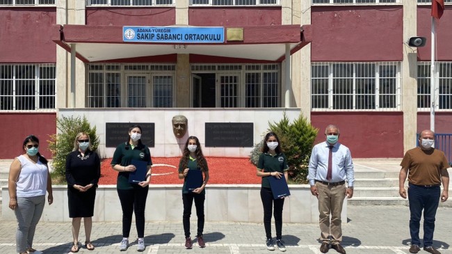 Adana Sakıp Sabancı Ortaokulu’ndan dereceyle mezun olan öğrenciler ödüllendirildi