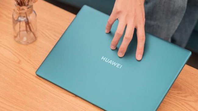 Dosya kağıdı kadar küçük, iki parmakla taşınacak kadar hafif HUAWEI MateBook X