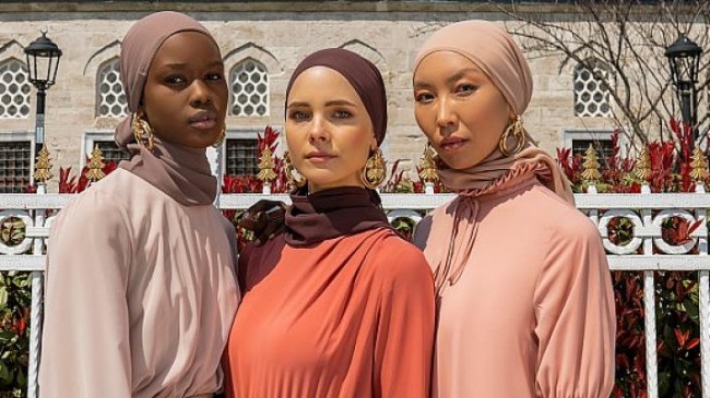 Modest modanın başkenti İstanbul’da online Modanisa rüzgârı “Moda Şimdi!” e-defilesi 140 ülkeden 200 bini aşkın izleyiciye canlı yayında İstanbul ve moda şöleni yaşattı!